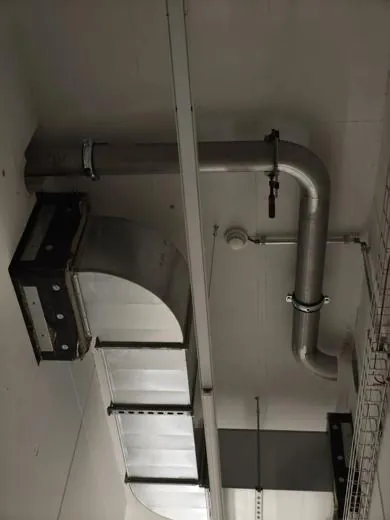 Edelstahlleitung unter der Decke