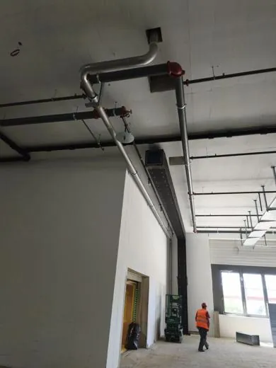 Leitungen unter der Decke